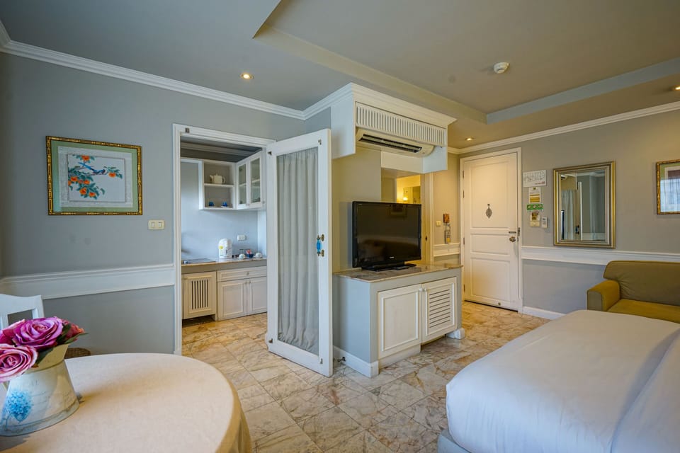 Deluxe Room | Minibar, desk, rollaway beds, free WiFi
