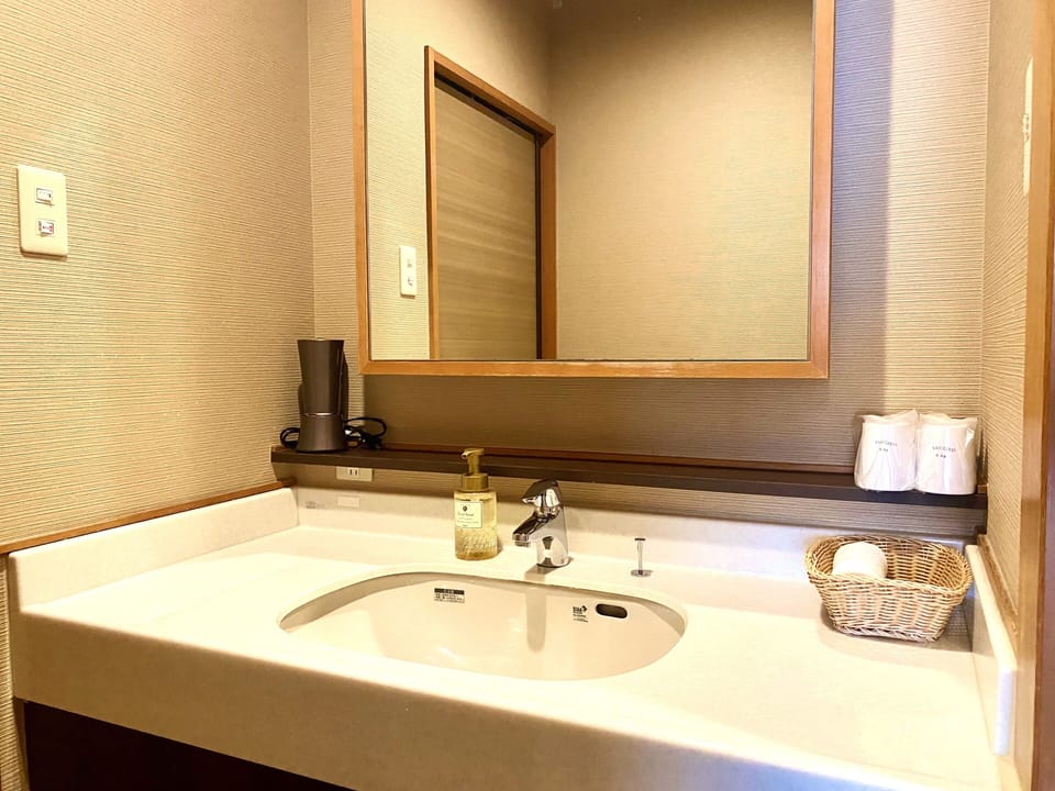 In-room safe, free WiFi, bed sheets