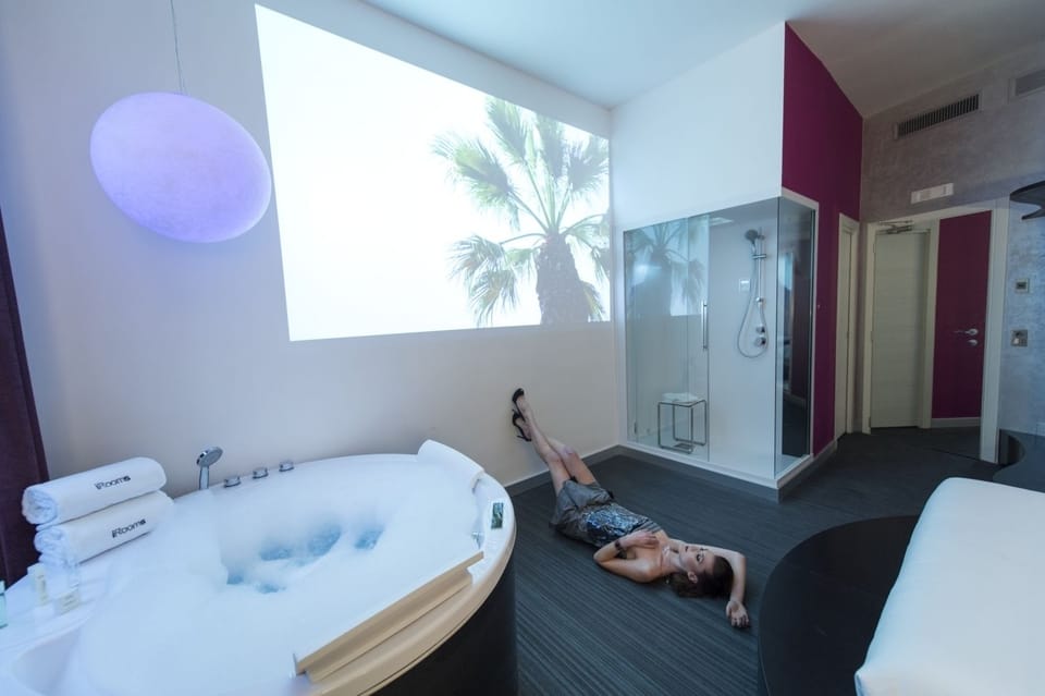 Deluxe Double Room, Jetted Tub (iMovie) | Deep soaking bathtub