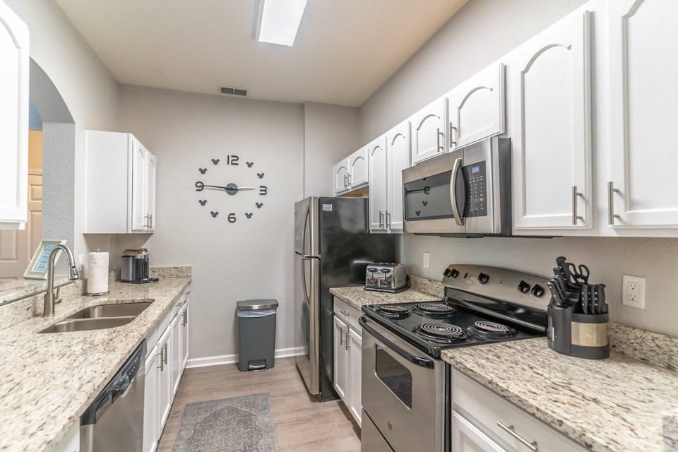Modern Kitchen w/Stainless Steel Appliances and Granite Countertops
