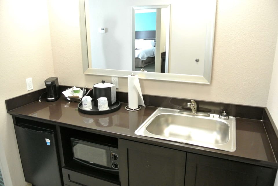 Studio, 1 King Bed | Bathroom | Shower, bathrobes, towels