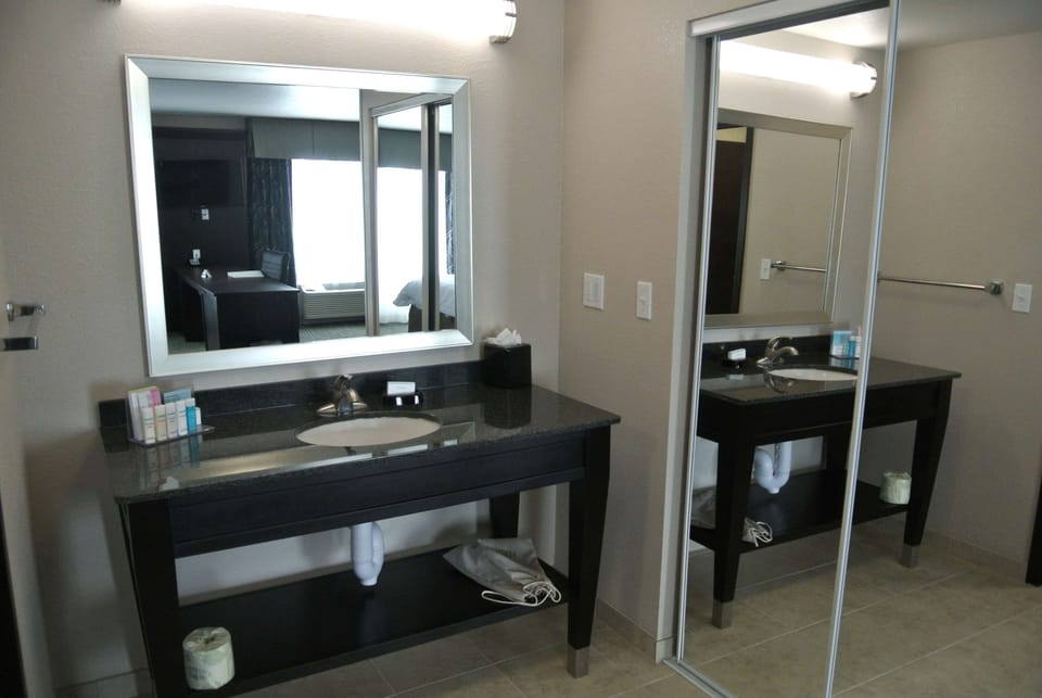 Studio, 1 King Bed | Bathroom | Shower, bathrobes, towels