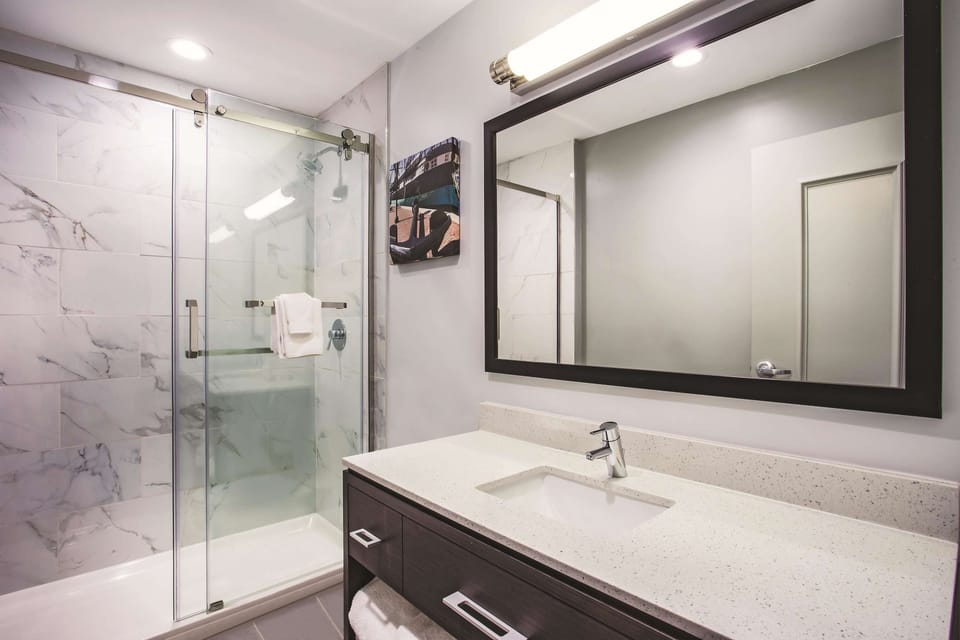 Combined shower/tub, free toiletries, hair dryer, towels