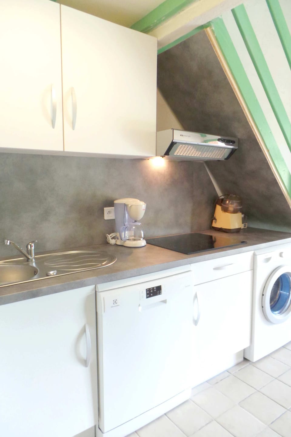 Standard House, Terrace, Mountain View | Private kitchen | Fridge, electric kettle