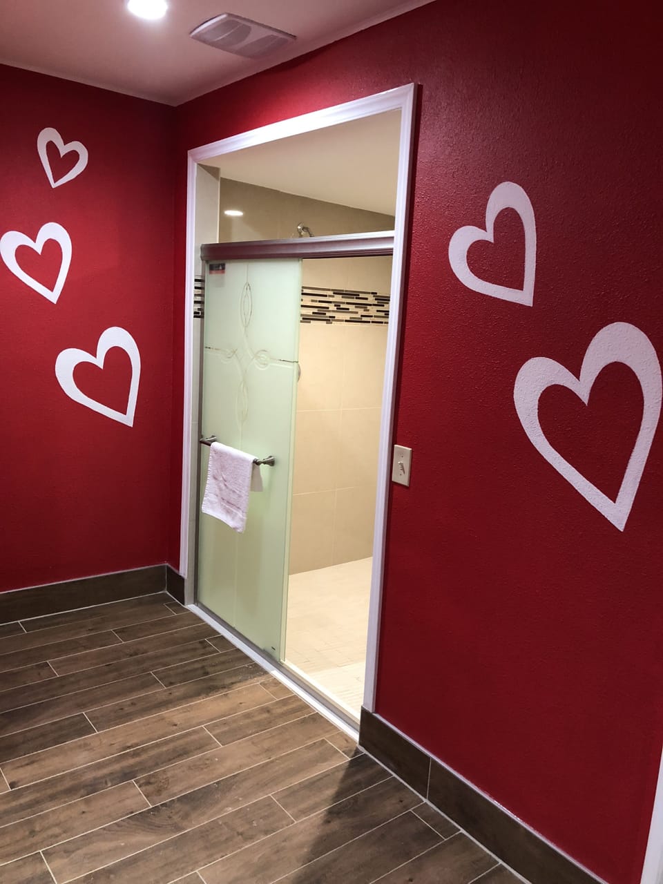 Sweetheart Suite  | Bathroom | Shower, free toiletries, hair dryer, towels