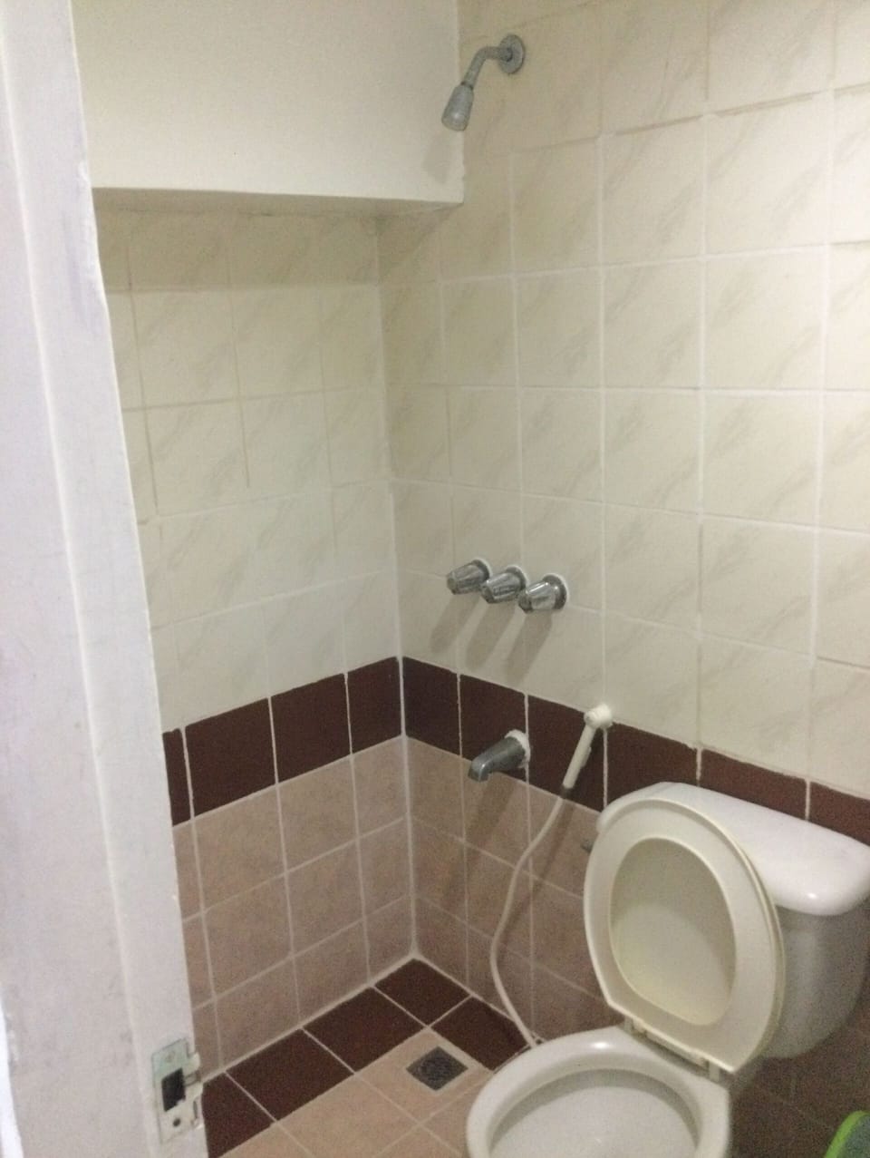 Standard Double Room | Bathroom | Shower, rainfall showerhead, free toiletries, hair dryer