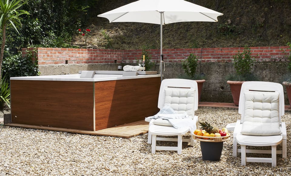 Outdoor spa tub