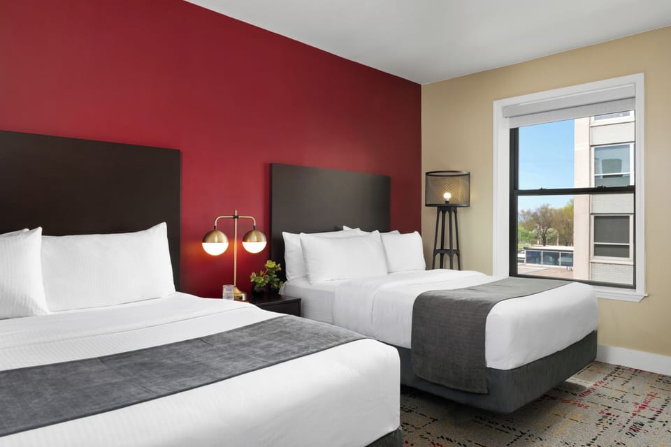 Premium bedding, minibar, desk, blackout drapes