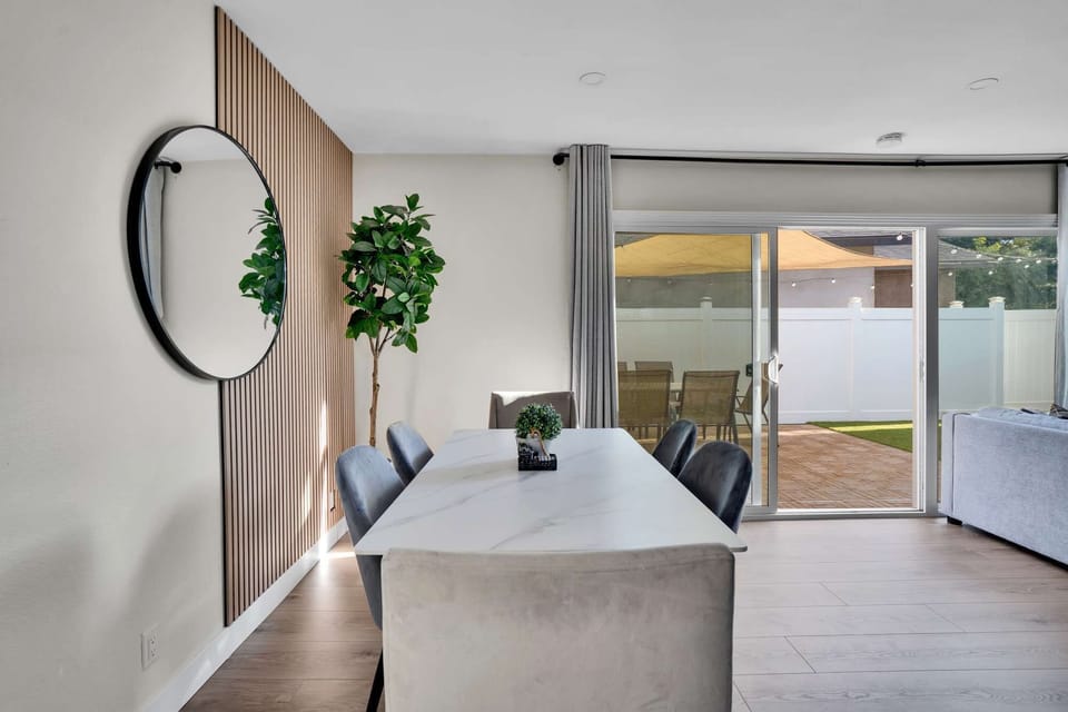 Large dining area, perfect for your family to gather for a nice breakfast, lunch, or dinner