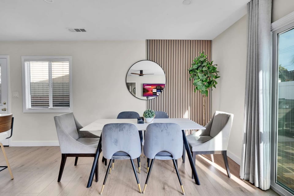 Comfortable &amp; Spacious Dining area