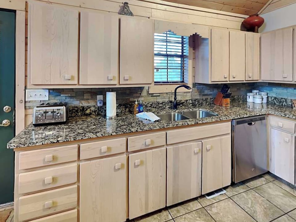 Studio (2 Bedrooms) | Property amenity