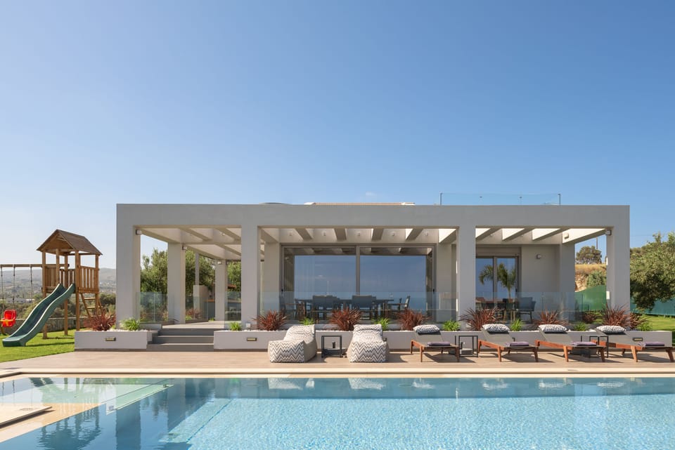 Take the outmost of a sunny day in the pool area with your loved ones