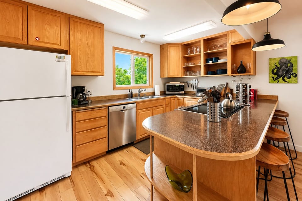Full kitchen with eat up bar and stools
