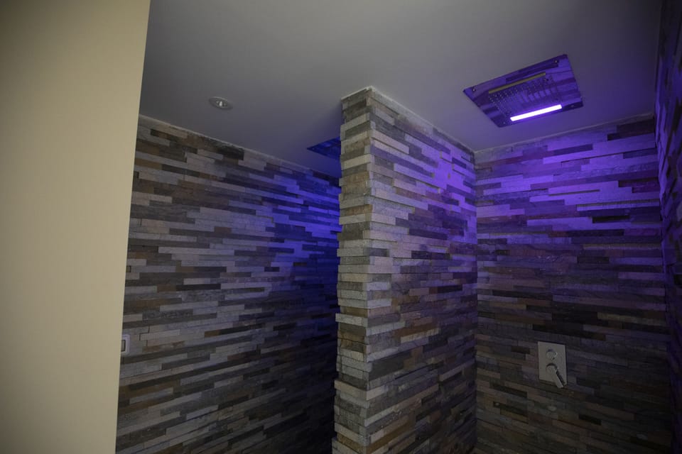 Sauna, hot tub, steam room, body treatments, hot stone massages