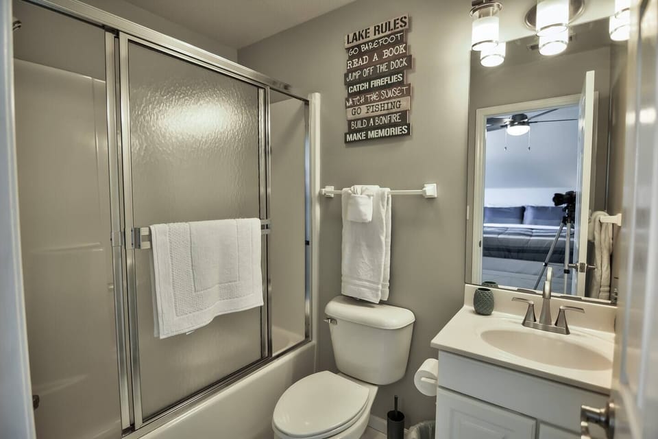 Upstairs Full Bathroom