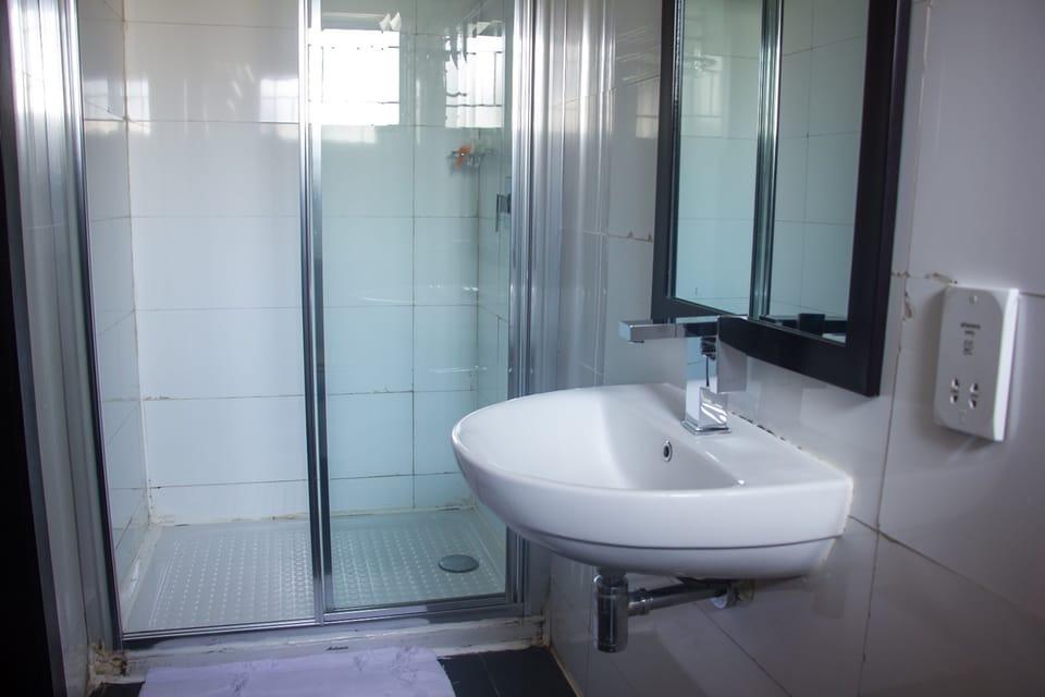 Rainfall showerhead, free toiletries, slippers, bidet