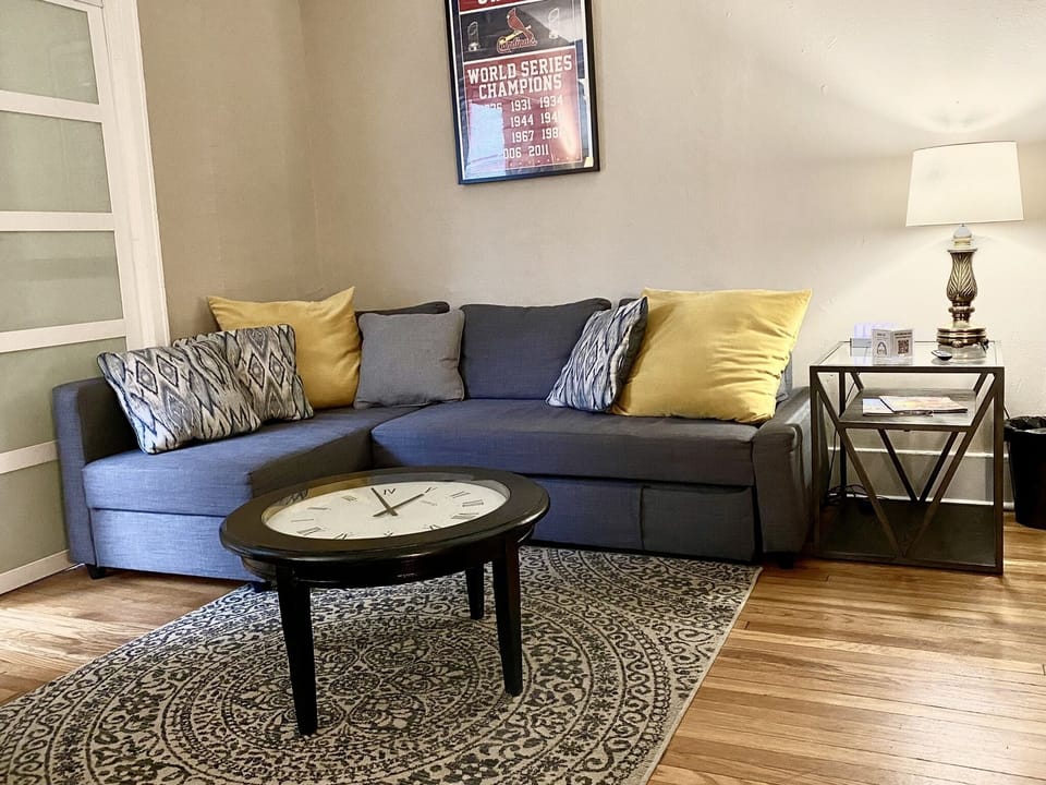 Living room w/ pull-out sofa bed (full sized)