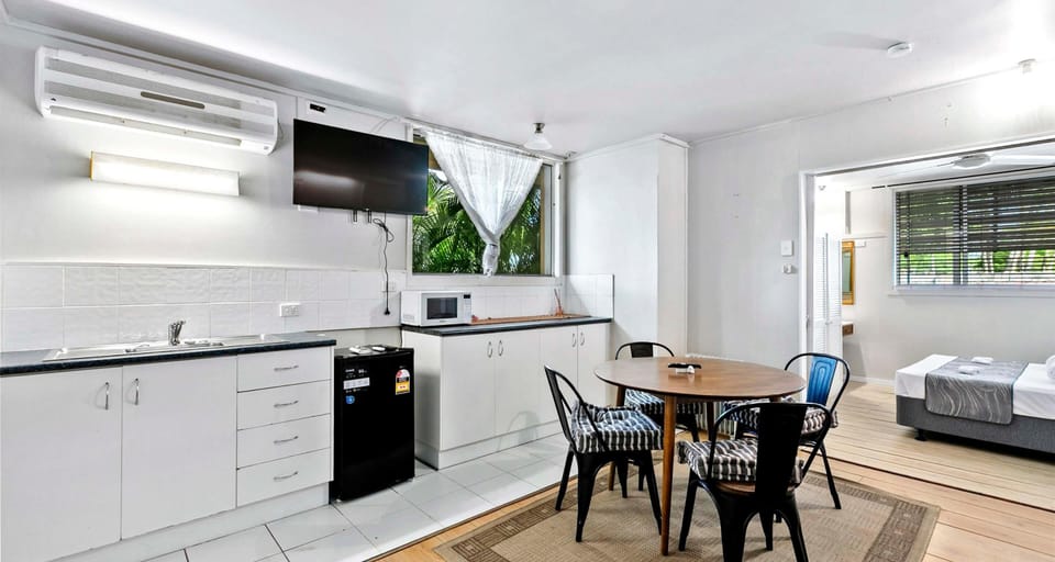 Standard Apartment, 1 Twin Bed, Non Smoking, Kitchenette (Living Room) | Private kitchenette | Microwave, electric kettle, freezer