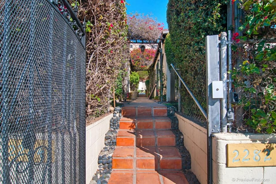 Gated little complex, only 4 houses.