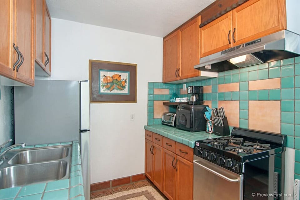Fully equipped kitchen.
