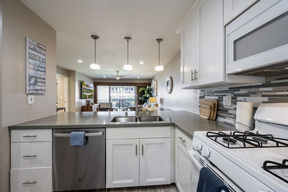 You'll love the open-plan feeling of your kitchen! The granite counter connecting to the living room creates a bright and inviting atmosphere.