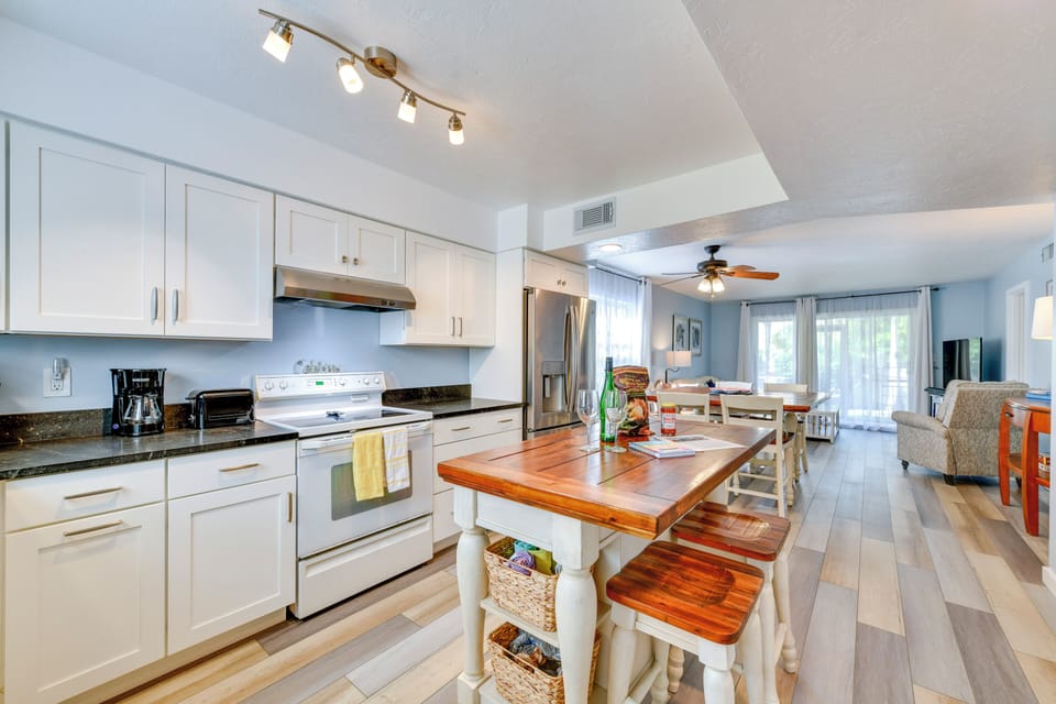 Fully Equipped Kitchen | Drip Coffee Maker | Toaster | Cooking Basics