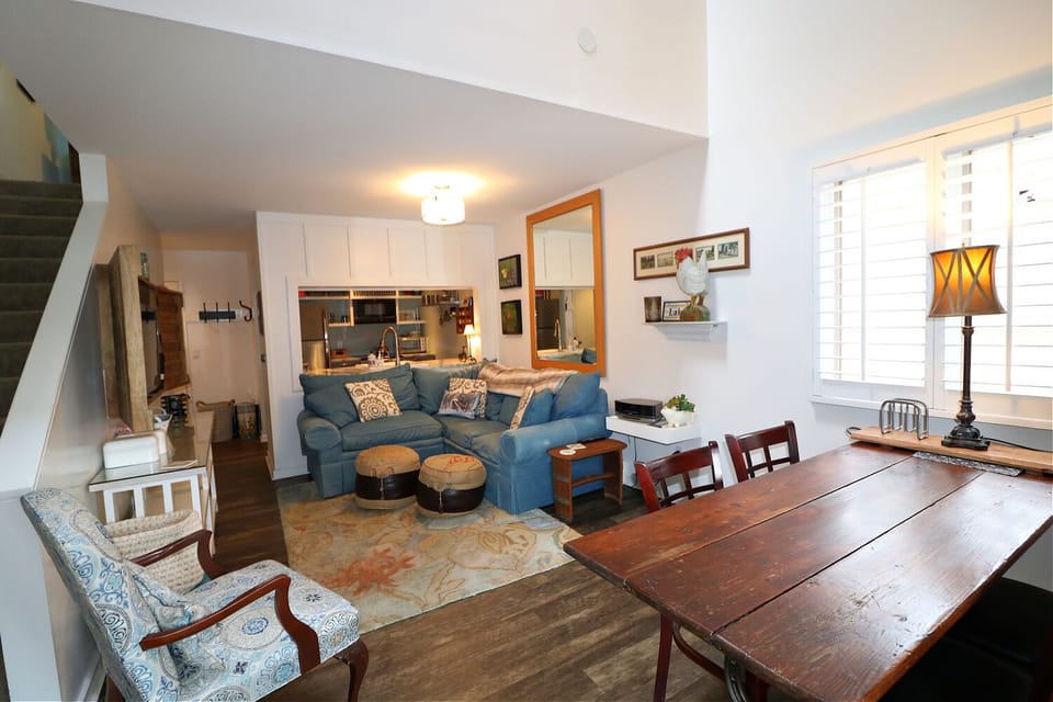 Living room/Dining area w/view of Kitchen