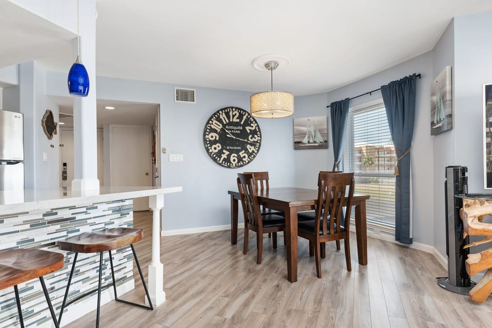 Seating for 4 in the dining area. 