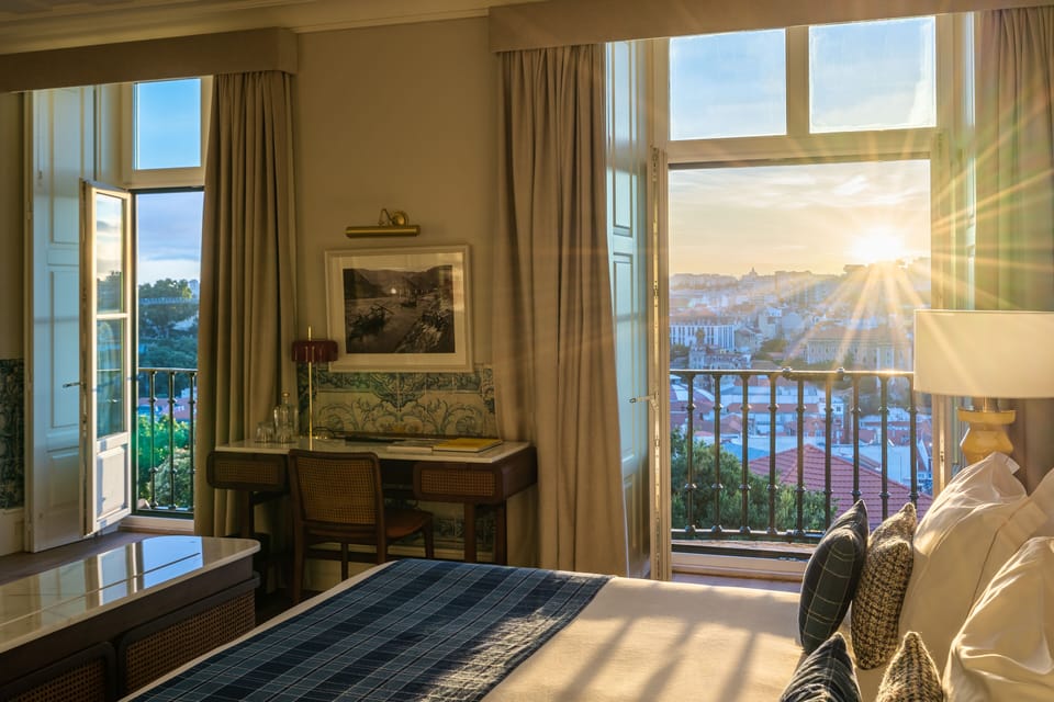 Signature Suite | Hypo-allergenic bedding available, pillowtop beds, minibar, in-room safe