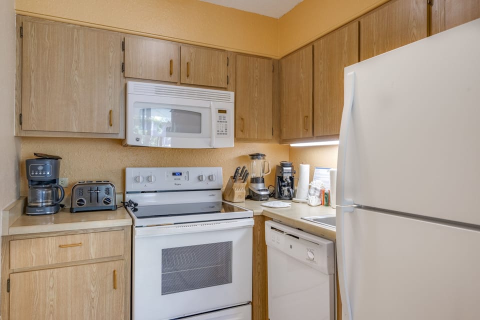 Condo, 1 Bedroom | Private kitchen | Fridge, oven, coffee/tea maker, toaster