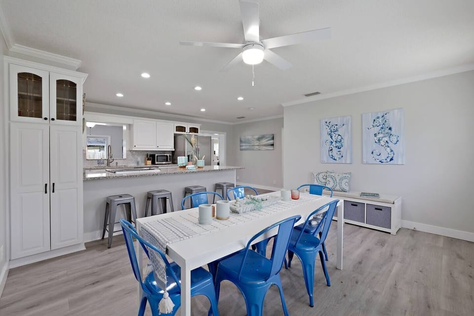 Dining table for 6 + 4 at the bar