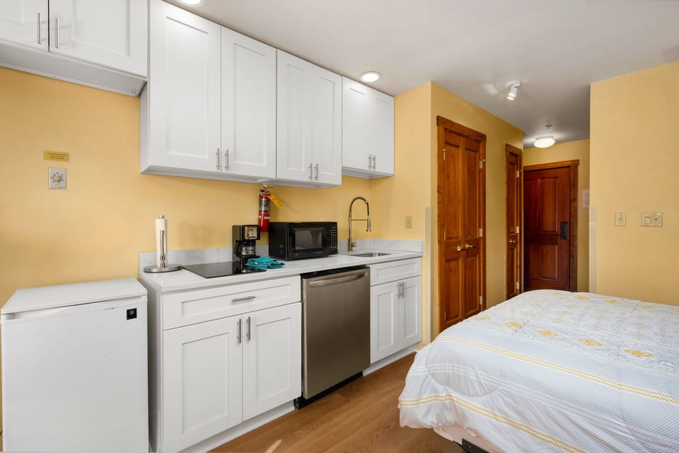 Guest Review Highlight  Andrew MacInnes: "The kitchen had everything we needed for light cooking and leftovers, which made our stay even more enjoyable. It was the perfect getaway, and we’re already planning to return!"