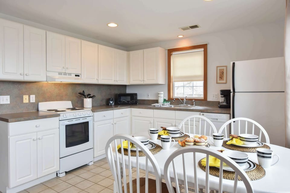 East-in Kitchen with seating for 4