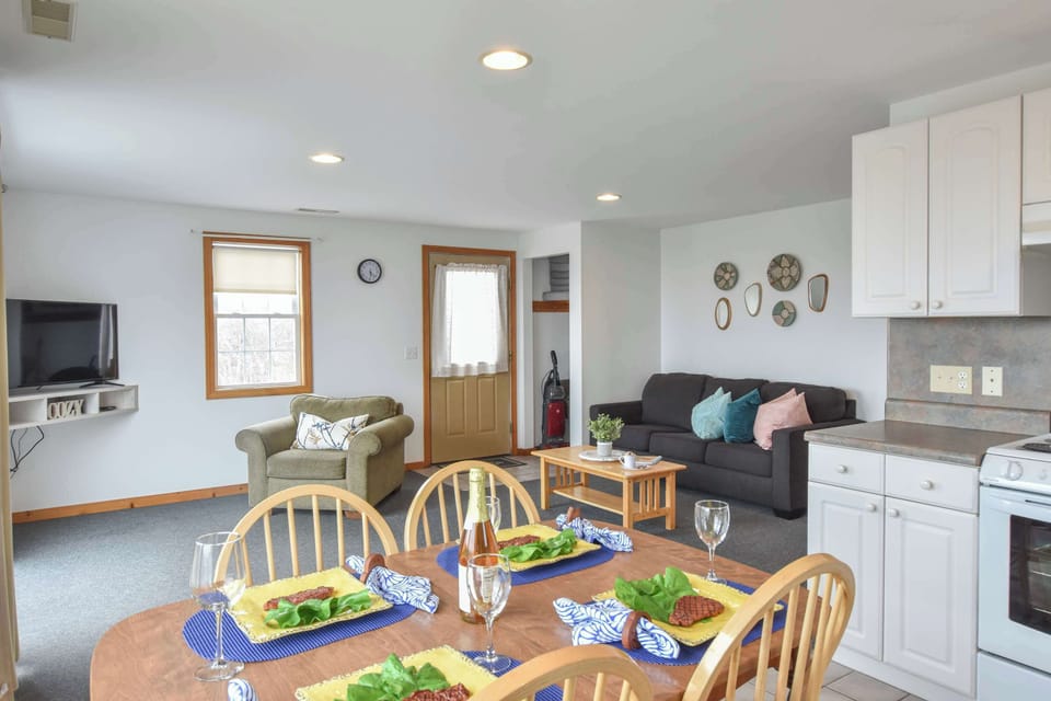 Eat-in kitchen