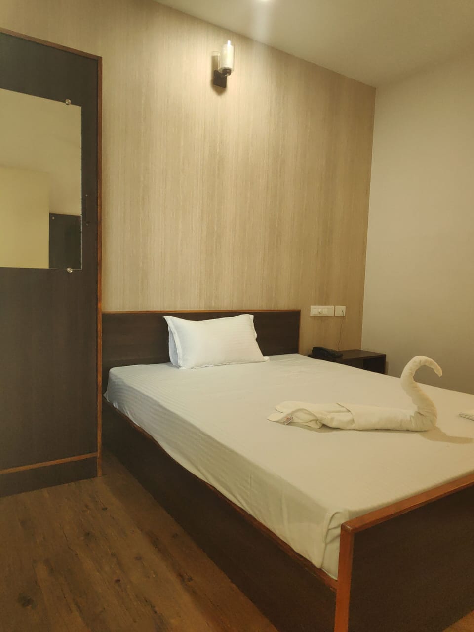 DELUXE SINGLE A/C ROOM | WiFi, bed sheets