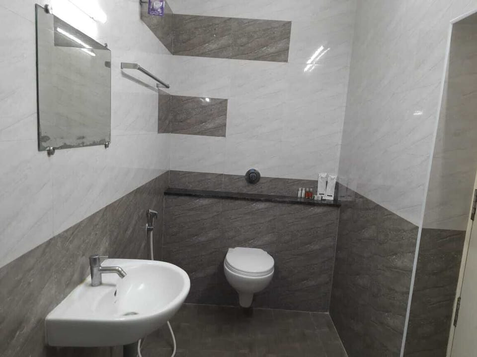 Shower, free toiletries, towels