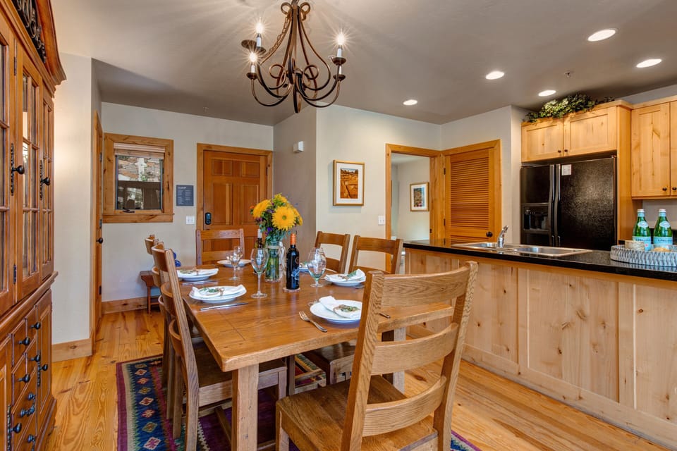 Dining Area with seating for 6