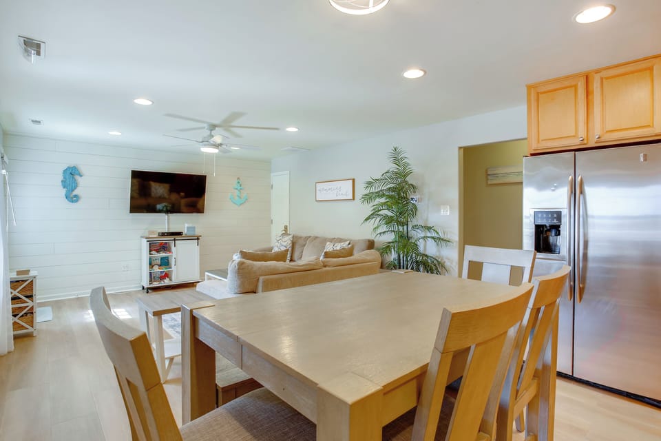 Dining Table | Dishware Provided