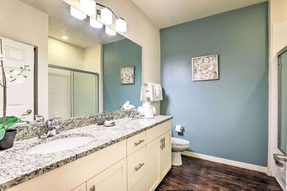 Bathroom w Stand Shower
