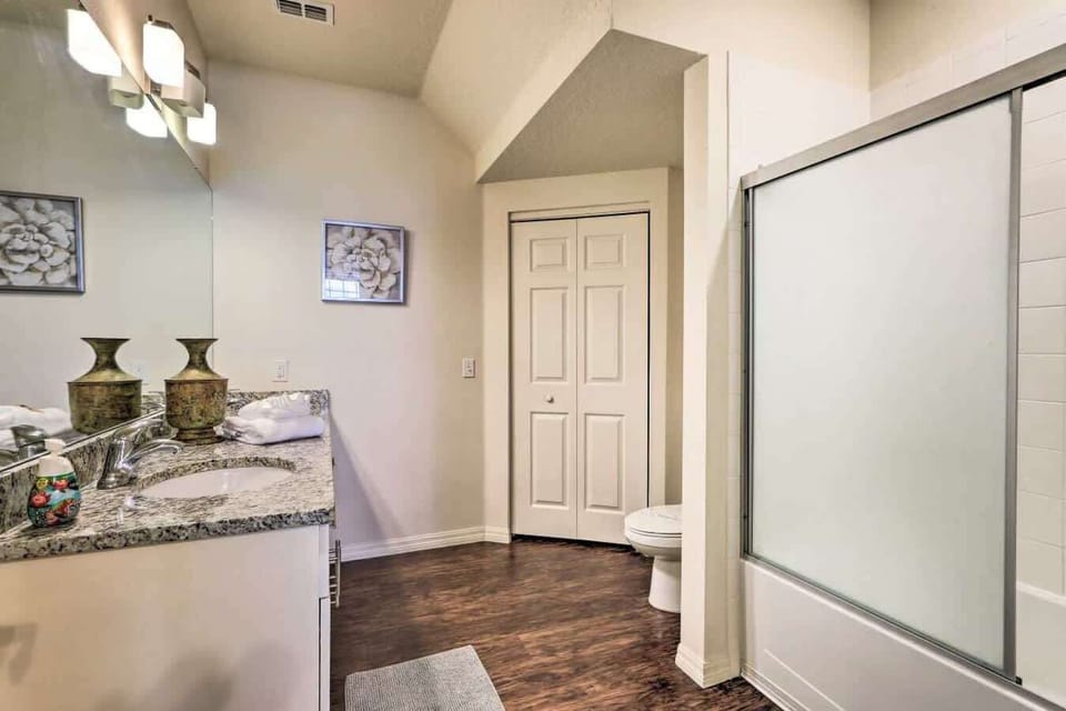 Bathroom w Bathtub