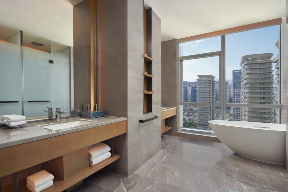 Grand Room, 1 King Bed, City View | Bathroom | Free toiletries, hair dryer, bathrobes, slippers