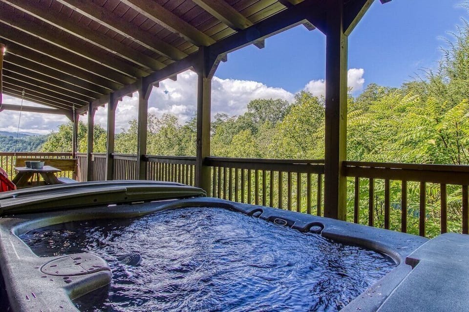 Goldilock's Cottage's bubbling hot tub