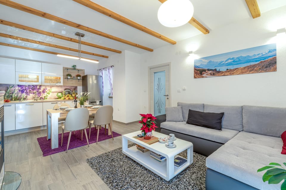 Family House, 2 Bedrooms, Fireplace, Mountainside (Holiday Home Kastav) | Living area | TV, stereo
