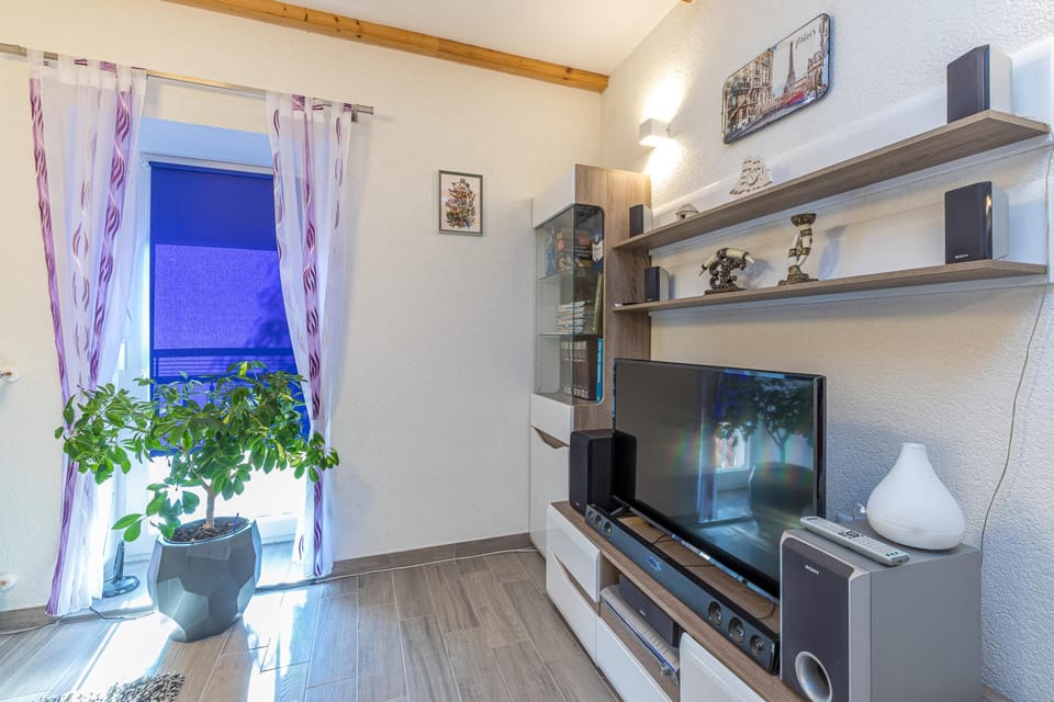 Family House, 2 Bedrooms, Fireplace, Mountainside (Holiday Home Kastav) | Interior