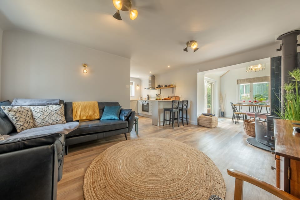 Castle Bungalow, Thornham: Spacious seating area with wood burning stove