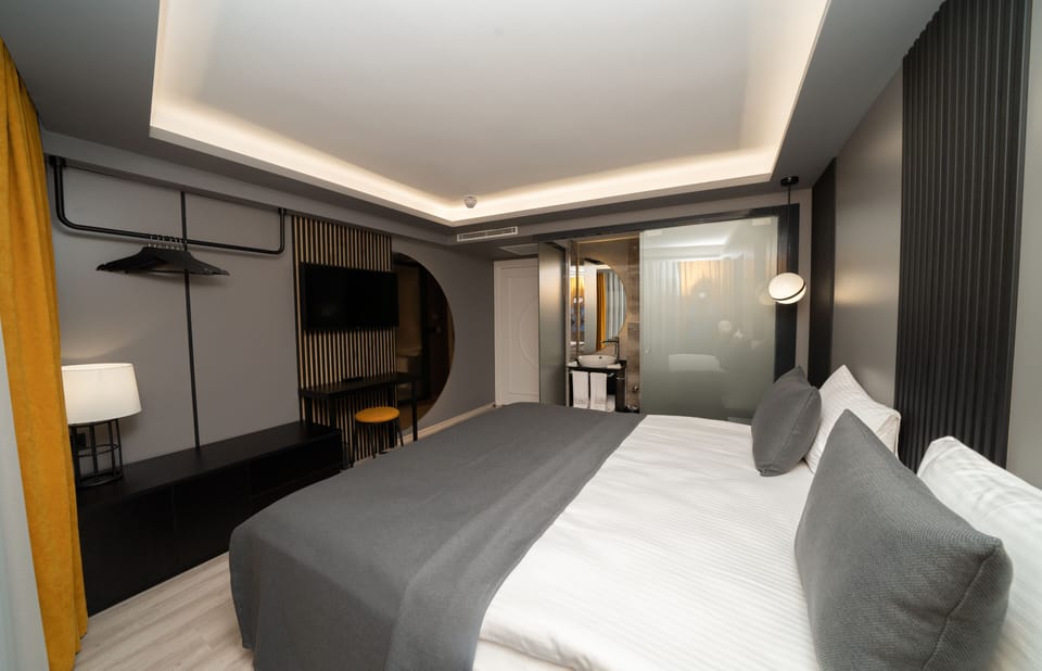 Standard Room, 1 Queen Bed | Minibar, in-room safe, individually decorated, desk
