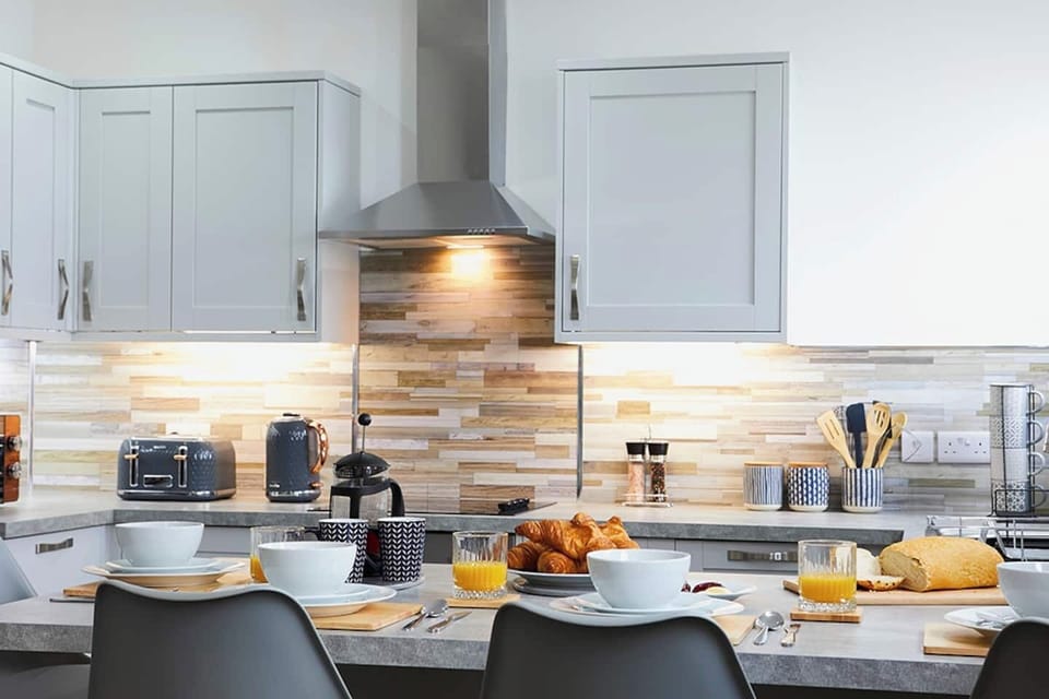 A modern kitchen stocked with all the essentials for cooking up a delicious meal at home.