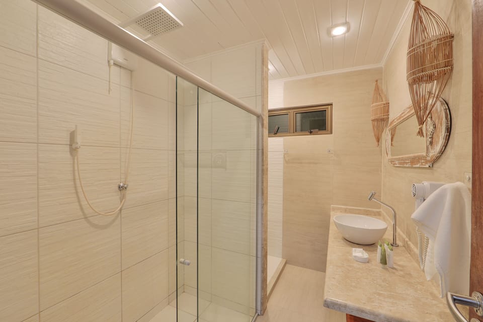 Superior Suite | Bathroom | Shower, towels
