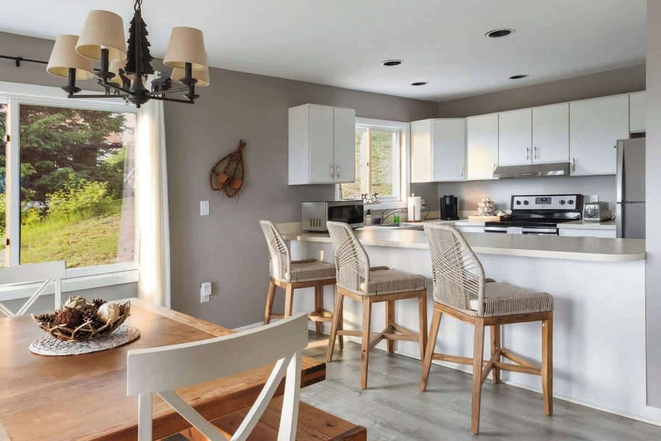 Enjoy your morning coffee and breakfast in our sleek, recently renovated kitchen, designed for comfort and equipped with everything you need to make your routine delightful.