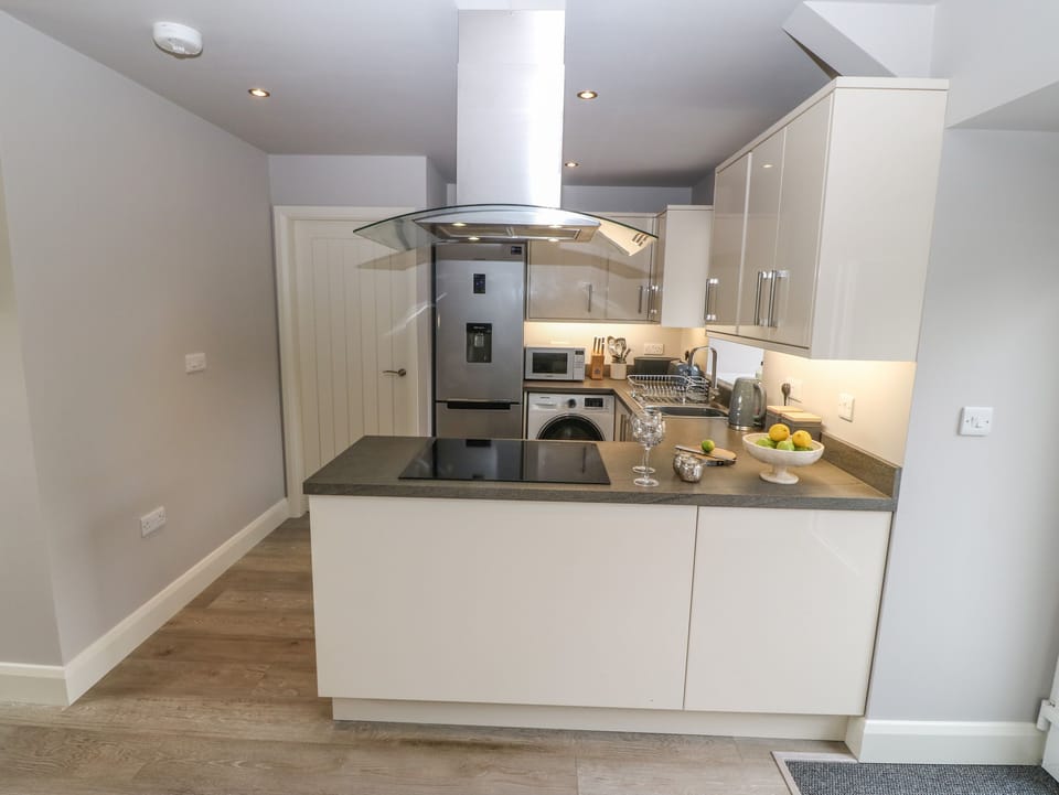 Cottage | Private kitchen | Fridge, electric kettle, toaster, cookware/dishes/utensils